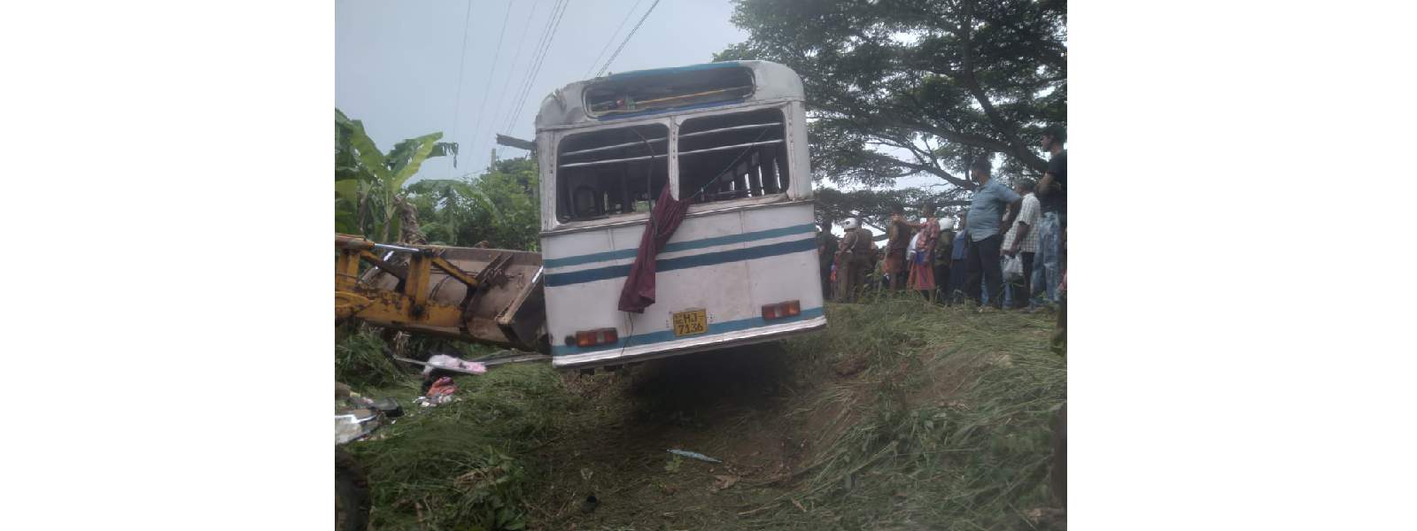 තලාව බස් අනතුරින් පුද්ගලයින් 5 දෙනෙකු මරුට